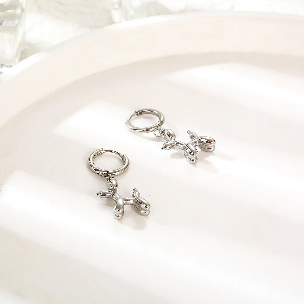 Brincos de Cão Balão em Miniatura – Argolas Douradas com Charme de Cão Divertido